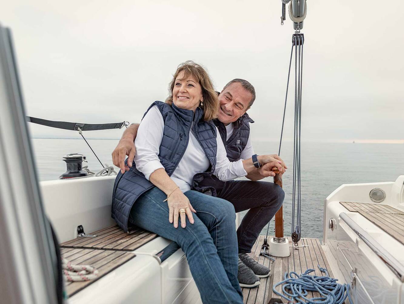 Auszeit auf dem Bodensee. Segel Fans kommen hier auf ihre Kosten. Nach Lindau ziehen und alle Vorteile des Bodensees genießen. Älteres Pärchen_Bodensee_Segeln