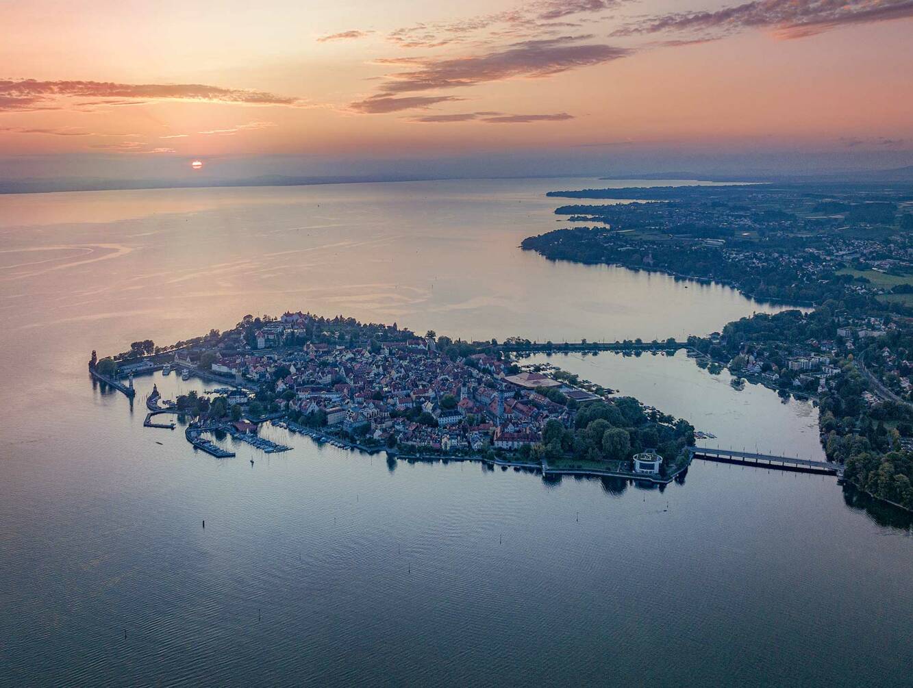 Leben in Lindau am Bodensee bedeutet, die Vielseitigkeit der beliebten Bodenseeregion jeden Tag auszukosten. Zahlreiche Sehenswürdigkeiten, Sportmöglichkeiten, kulinarische und kulturelle Genüsse, Familien- und Freizeitangebote machen die Region zu einem der beliebtesten Urlaubsziele Deutschlands. Lindau_Sonnenuntergang