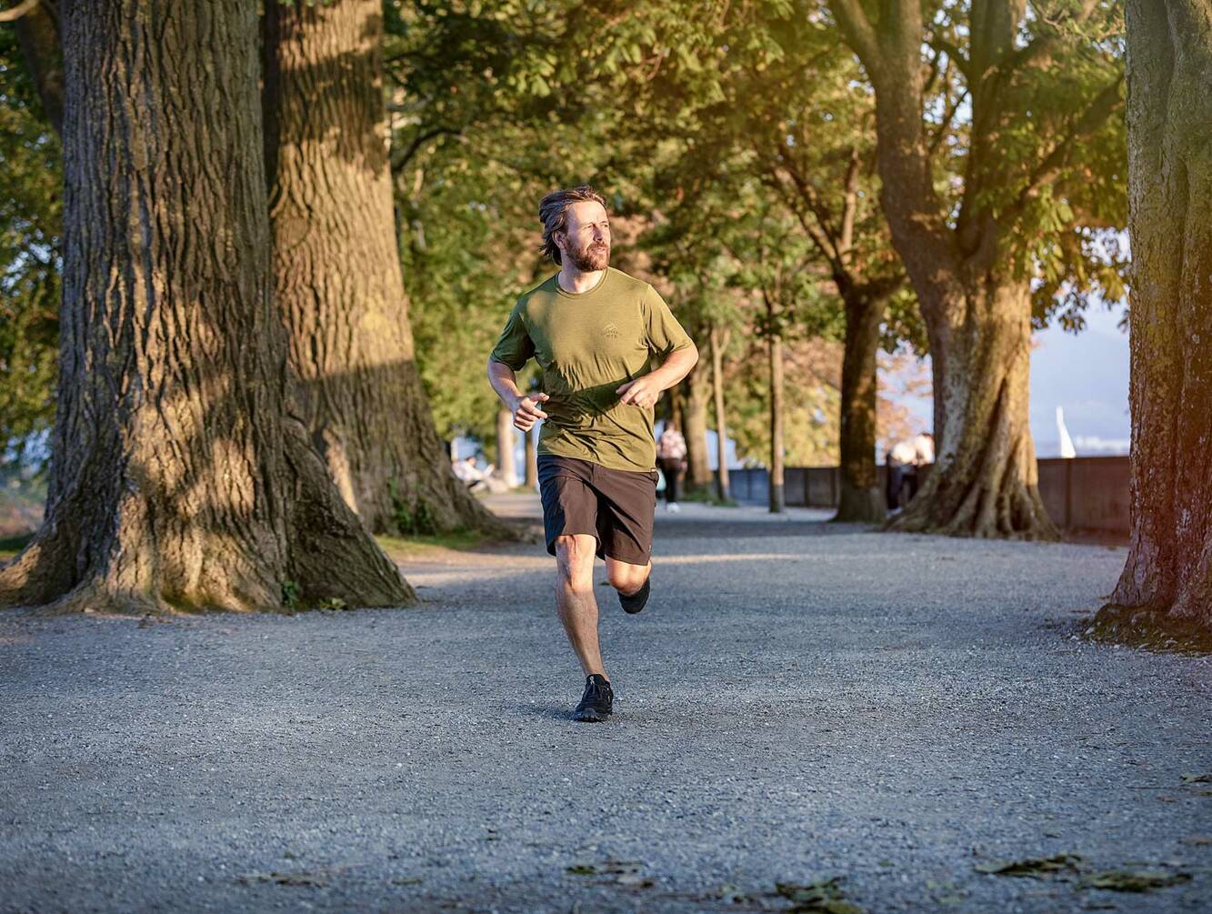 Zahlreiche Sportmöglichkeiten machen die Region in und um Lindau zu einem der beliebtesten Urlaubsziele Deutschlands. Lindau Hafen_Jogger