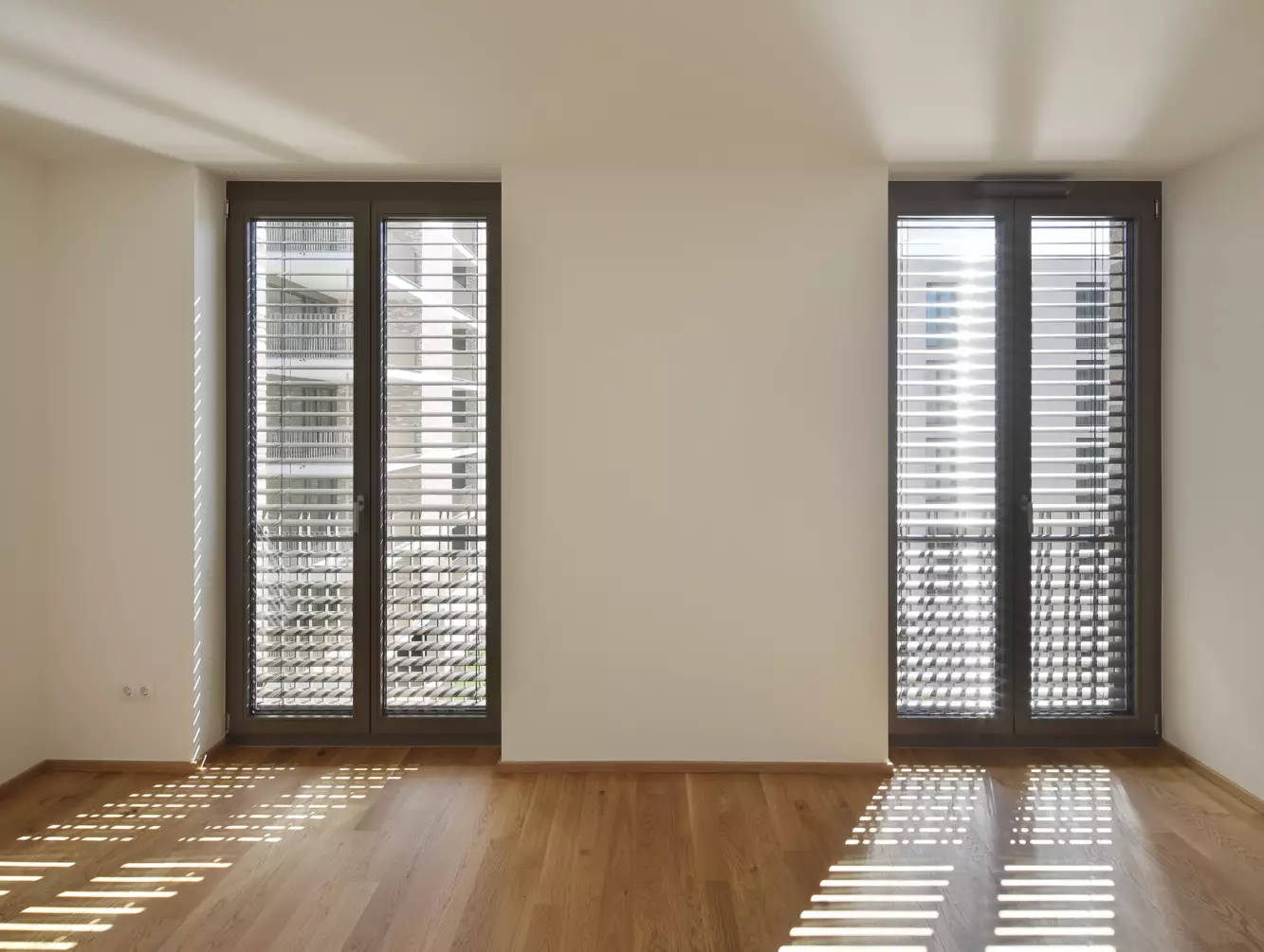 Vierlinden-Quartier - Raffstoren halb geöffnet