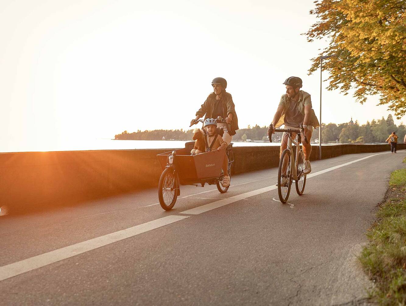 Erleben Sie die malerische Radtour entlang des Bodenseeufers. Genießen Sie atemberaubende Ausblicke, historische Sehenswürdigkeiten und idyllische Natur auf gut ausgebauten Radwegen. Radfahrer_Bodenseeufer
