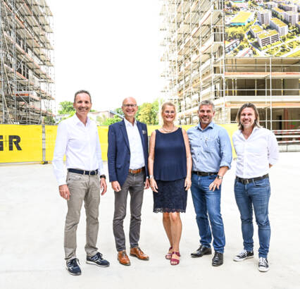 Freuen sich über den zügigen Fortschritt im Vierlinden-Quartier: Karlheinz Bayer (GF i+R Wohnbau), Ralph Büchele (GF BayernHeim), Katrin Dorfmüller (3. Bürgermeisterin Lindau), Reinold Meusburger (GF i+R Wohnbau), Reinhard Schertler (GF i+R Gruppe). Richtfest im Lindauer Vierlinden-Quartier