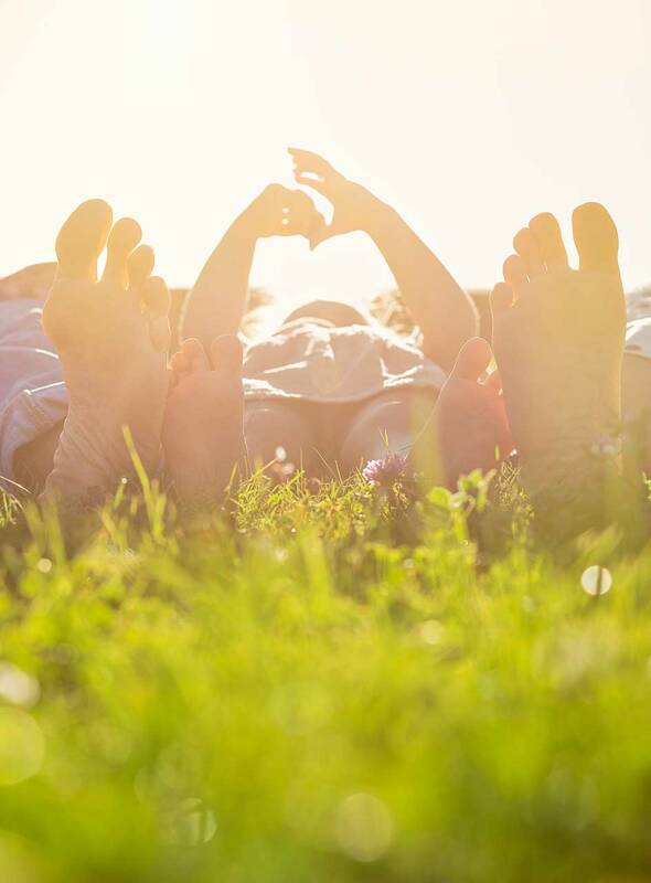 Familie im Gras