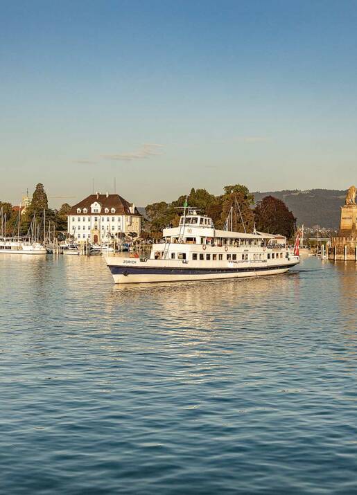 Starten Sie Ihre unvergessliche Schifffahrt vom historischen Lindauer Hafen. Genießen Sie die atemberaubenden Ausblicke auf den Bodensee und die Alpen, während Sie entspannen und die Schönheit der umliegenden Natur bewundern. Lindauer Hafen_Schiffahrt