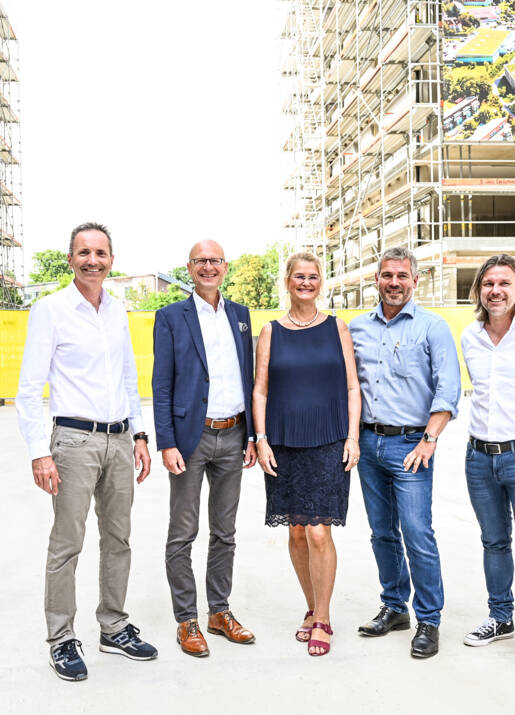 Freuen sich über den zügigen Fortschritt im Vierlinden-Quartier: Karlheinz Bayer (GF i+R Wohnbau), Ralph Büchele (GF BayernHeim), Katrin Dorfmüller (3. Bürgermeisterin Lindau), Reinold Meusburger (GF i+R Wohnbau), Reinhard Schertler (GF i+R Gruppe). Richtfest im Lindauer Vierlinden-Quartier