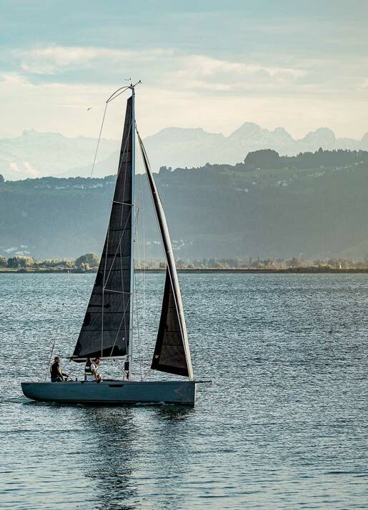 Das Naturschauspiel Bodensee, die Bergwelt Österreichs, das pulsierende Leben Lindaus – all das nur einen Spaziergang oder eine Radtour entfernt. Bodensee_Segelschiff