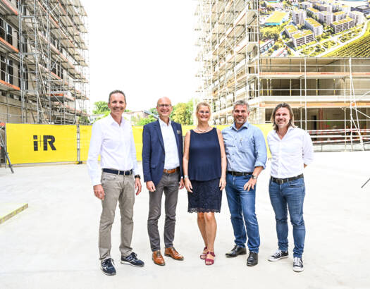 Freuen sich über den zügigen Fortschritt im Vierlinden-Quartier: Karlheinz Bayer (GF i+R Wohnbau), Ralph Büchele (GF BayernHeim), Katrin Dorfmüller (3. Bürgermeisterin Lindau), Reinold Meusburger (GF i+R Wohnbau), Reinhard Schertler (GF i+R Gruppe). Richtfest im Lindauer Vierlinden-Quartier