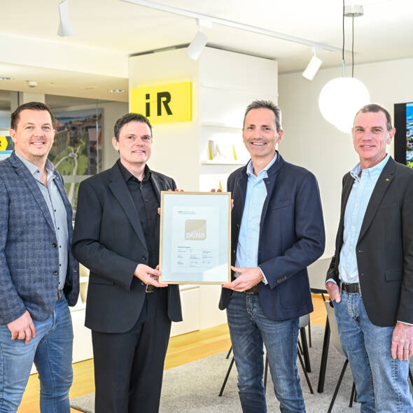 Freuen sich über die Auszeichnung in Gold für das Vierlinden-Quartier: Stefan Hämmerle (Projektleitung Vierlinden-Quartier), Karlheinz Bayer (Geschäftsführer i+R Wohnbau Lindau) und Andreas Deuring (Leitung Projektentwicklung) mit Ralf Pimiskern (2. v. l.; DGNB, Abteilungsleiter Zertifizierung). (Foto: Udo Mittelberger) DGNB-Auszeichnung in Gold
